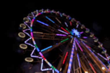 Dönme dolap bir hareket bulanıklığı ve lens ile gece fişekleri