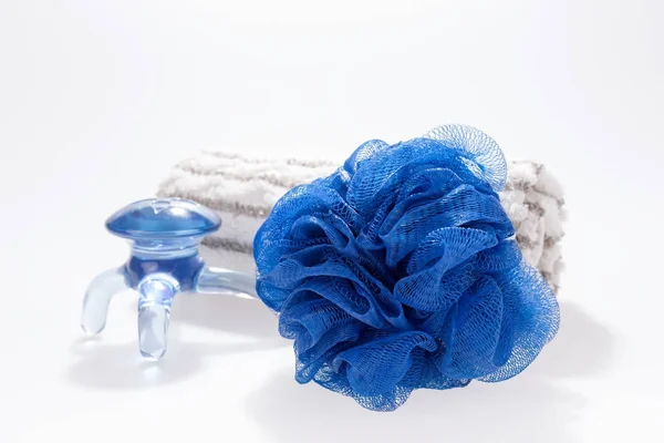 Koncepcja Spa ręka sprzęt ręcznik i niebieski — Zdjęcie stockowe