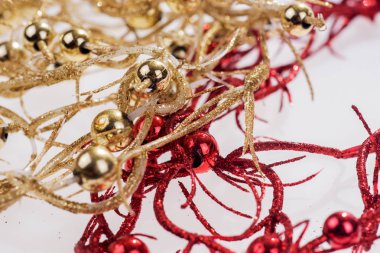 İzole kırmızı ve altın parlak Noel çelenk