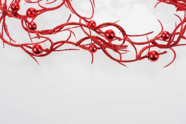 İzole kırmızı parlak Noel çelenk