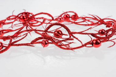 İzole kırmızı parlak Noel çelenk