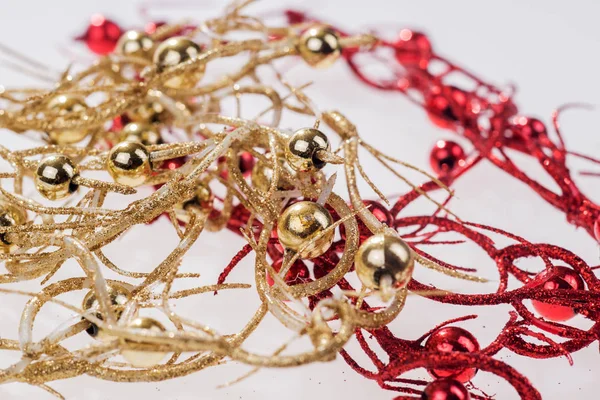 Rode en gouden fonkelende kerst garland geïsoleerd — Stockfoto