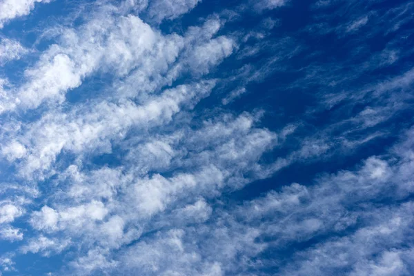Όμορφα σύννεφα στον ουρανό — Φωτογραφία Αρχείου