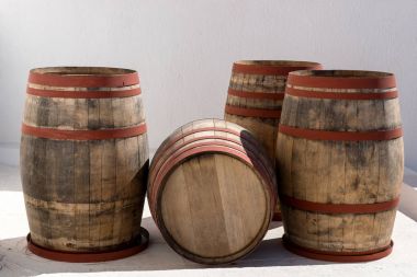 Dört eski ahşap varil