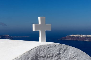 Mavi gökyüzü önünde çapraz beyaz