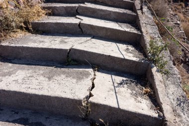 Kırık adım ile kirli merdiven