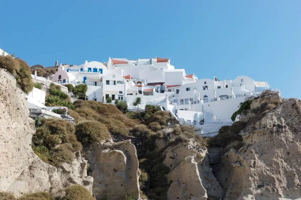 View from below of Oia, a beautiful village on the volcanic island of Santorini — Stock Photo, Image