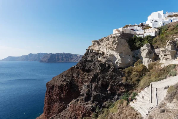 Visa från nedanför byn Oia, en vacker by på den vulkaniska ön Santorini — Stockfoto