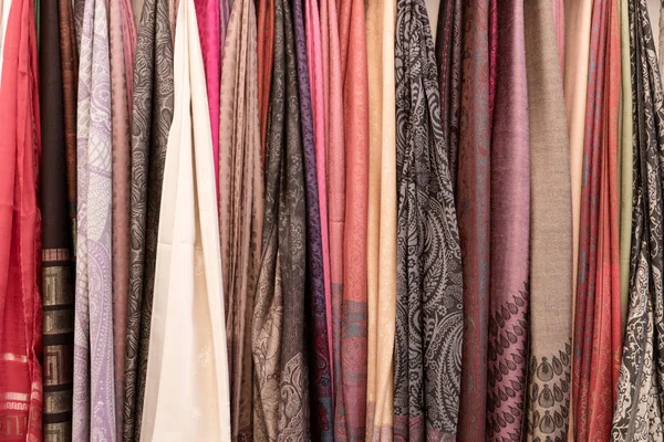 De nombreuses écharpes colorées suspendues à vendre au marché — Photo