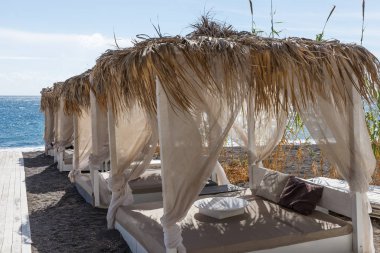 Gevşeme bölge Perissa köyleri ve Perivolos Santorini'de arasında sahilde