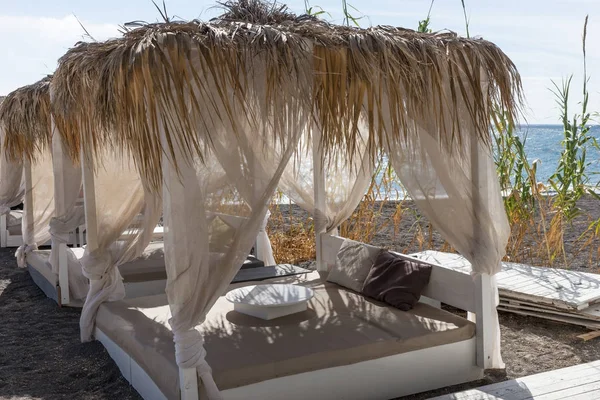 Relaxációs Perivolos Santorini és falvak Perissa között a strandon — Stock Fotó