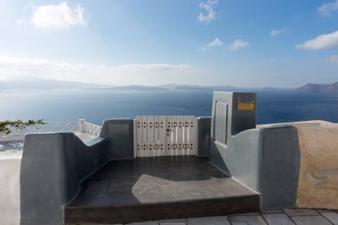 Akdeniz'de Oia bakan beyaz kapı kapalı