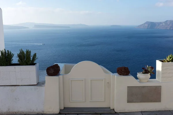 Porta branca fechada com vista para o mar Mediterrâneo em Oia — Fotografia de Stock