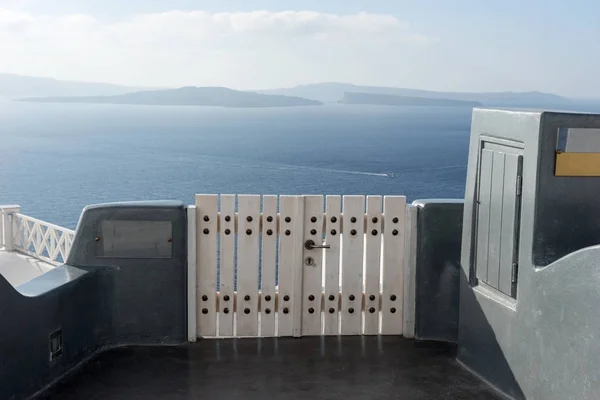 Gesloten witte deur met uitzicht op de Middellandse Zee in Oia — Stockfoto