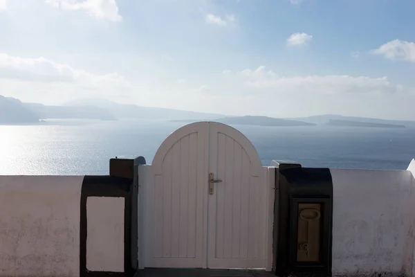 Gesloten witte deur met uitzicht op de Middellandse Zee in Oia — Stockfoto