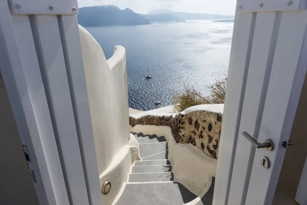 Uitzicht op de Middellandse Zee via de open deur — Stockfoto