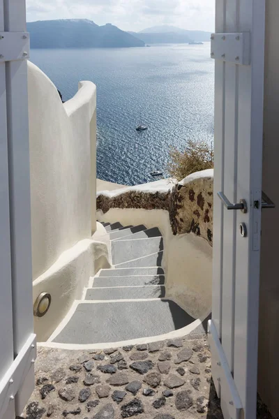Вид на Середземне море через відкриті двері — стокове фото