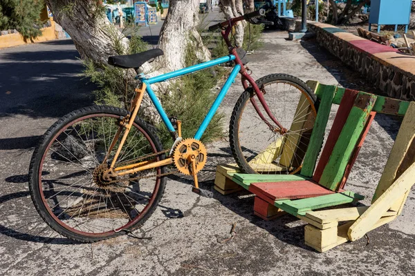 Colorful old bicycle parked in wooden pallets — Stock Photo, Image