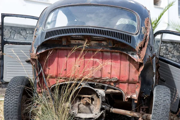 古い錆びたドイツ車大破 — ストック写真