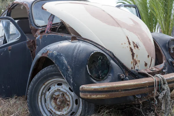 古い錆びたドイツ車大破 — ストック写真