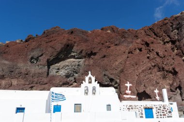 Kırmızı plaj Akrotiri Santorini Cyclades Adaları yanında kilise