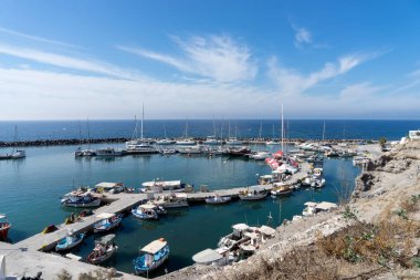 Bağlantı noktası Vlichada kasaba küçük balıkçı tekneleri Santorini Adası'nda ile dolu görüntüleyin