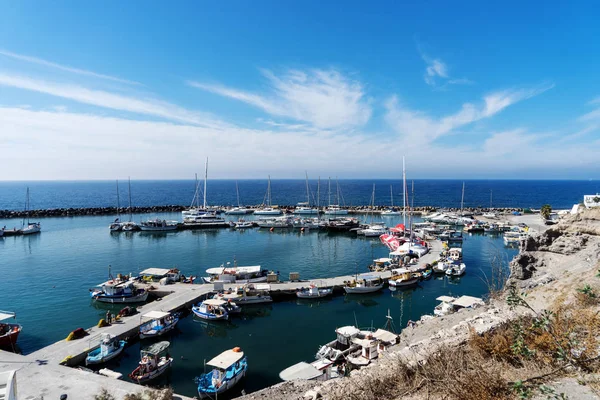 Vue sur le port de Vlichada ville pleine de petits bateaux de pêche à l'île de Santorin — Photo