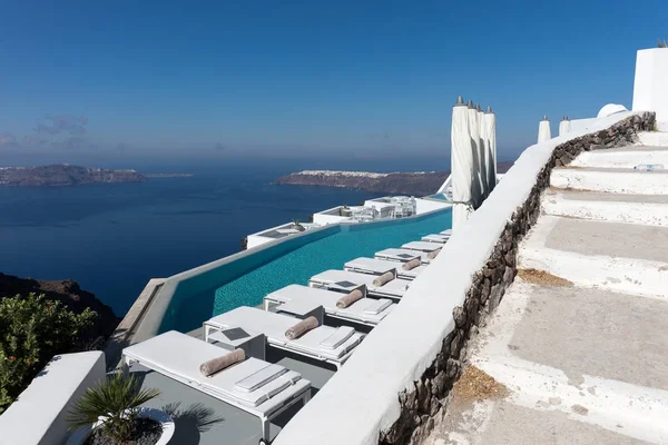 Piscina de um hotel com vista para a Caldeira em Fira, Santorini — Fotografia de Stock