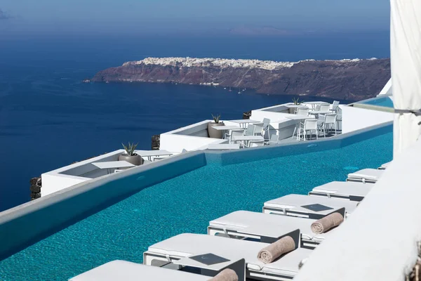 Medence, a szálloda, kilátással a kalderára, Fira, Santorini — Stock Fotó
