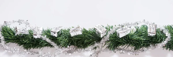 带银色礼品盒的圣诞花环 — 图库照片