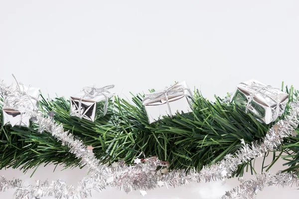 Weihnachtsgirlanden mit silbernen Geschenkboxen — Stockfoto