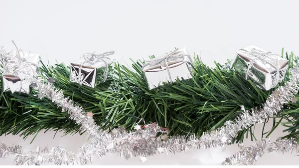 Ghirlanda di Natale con scatole regalo in argento — Foto Stock