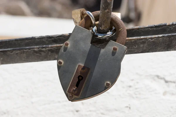 Roestige metalen hangslot op de leuning — Stockfoto