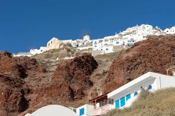Vista dal porto di Oia, un bellissimo villaggio sull'isola vulcanica di Santorini — Foto Stock