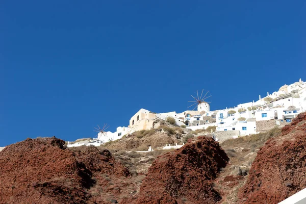 Vista dal porto di Oia, un bellissimo villaggio sull'isola vulcanica di Santorini — Foto Stock