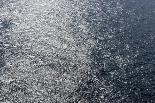 El sol se refleja en la superficie del mar Mediterráneo — Foto de Stock