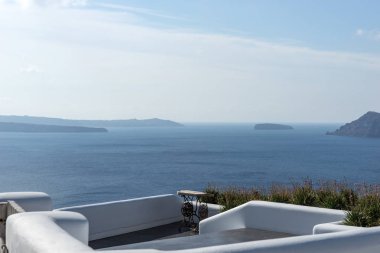 Eski dikiş makinesi ve Akdeniz deniz görünümü ile Teras