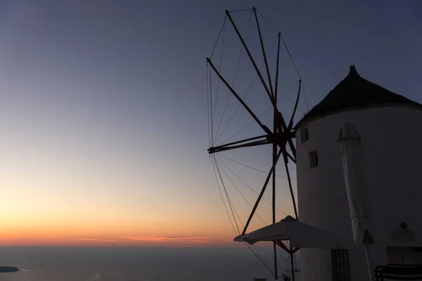 Beroemde attractie van Oia dorp bij zonsondergang met windmolen in Santorini eiland — Stockfoto
