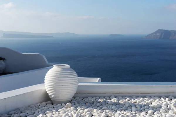 White ceramic pottery on the terrace in Oia town on Santorini — Stock Photo, Image