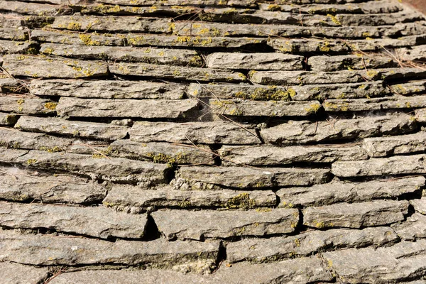 Pared de piedra natural en capas con musgo —  Fotos de Stock