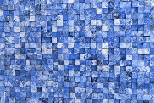 Pared desigual de pequeñas piedras cuadradas azules — Foto de Stock