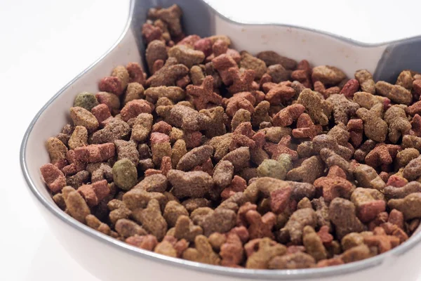 Сухий корм для собак у гранулах у мисці — стокове фото