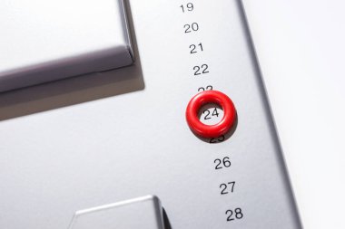 Ayrıntı vurgulanan gün 24 aylık bir planlayıcısı olarak gri manyetik kurulu