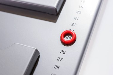 Ayrıntı vurgulanan gün 24 aylık bir planlayıcısı olarak gri manyetik kurulu