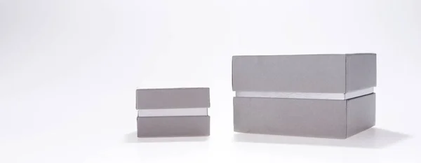 Két ezüst ajándék doboz elszigetelt fehér background — Stock Fotó