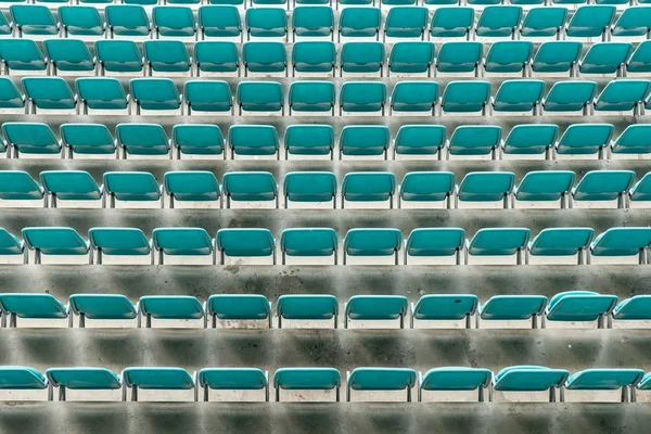 スタジアムでの座席の行 スタジアムでの空のプラスチック椅子 — ストック写真