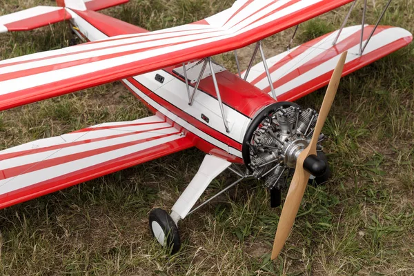 牧草地で赤白模型飛行機 — ストック写真