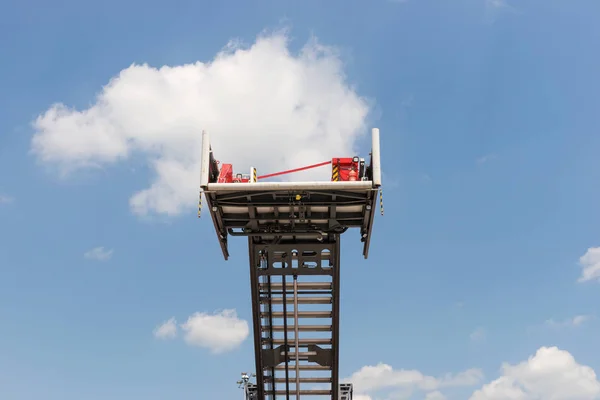 Korb Über Die Spezielle Sehr Lange Leiter Eines Feuerwehrfahrzeugs — Stockfoto