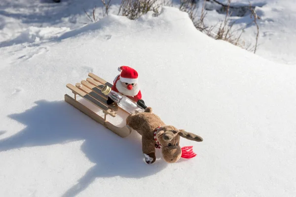 Betrunkener Weihnachtsmann Mit Leerer Flasche Auf Dem Schlitten — Stockfoto