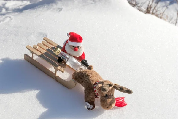 Betrunkener Weihnachtsmann Mit Leerer Flasche Auf Dem Schlitten — Stockfoto